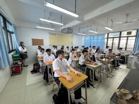 聖五師生觀看大閱兵儀式直播 - 4